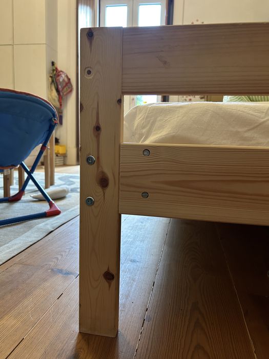 Cama solteiro em madeira