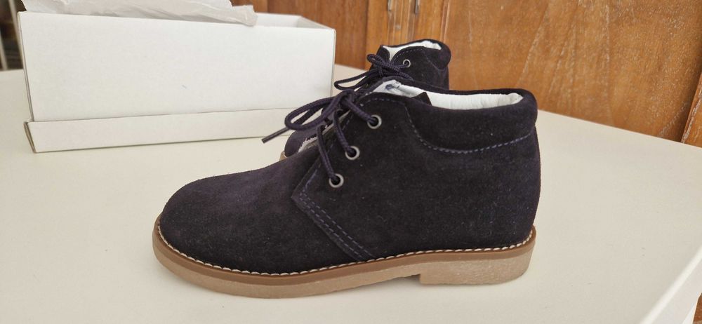 Sapatos camurça novos tamanho 28