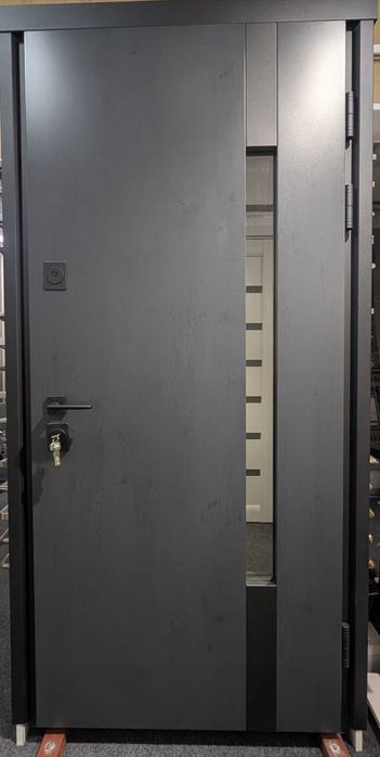 Вхідні двері . Двері у квартиру на вулицю  Двері на складі