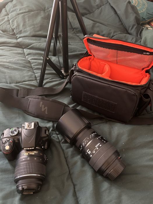 Nikon D3300 com varios acessorios e lente extra