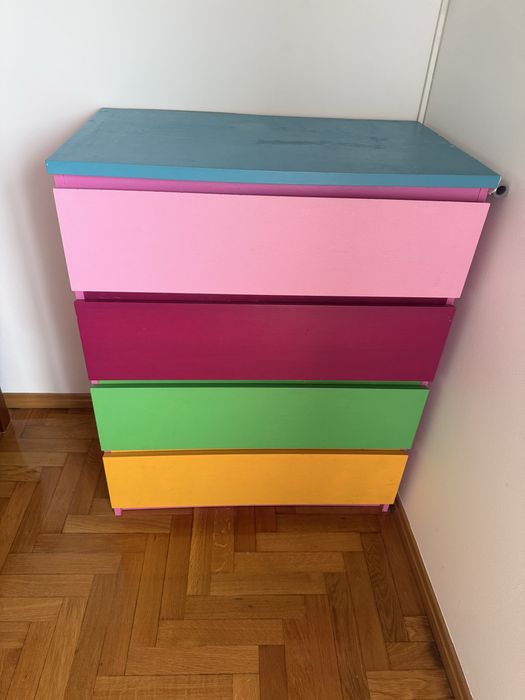 Cómoda do Ikea pintada às cores para quarto de criança