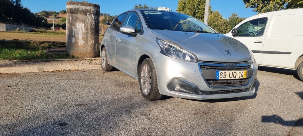 Carro Peugeot 208