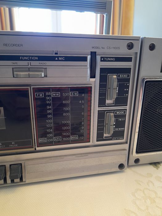 Rádio portátil com leitor de cassetes