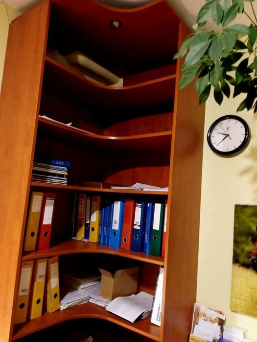 Regał narożny podświetlany