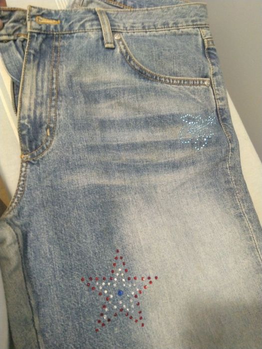 Jeans azuis com brilhantes