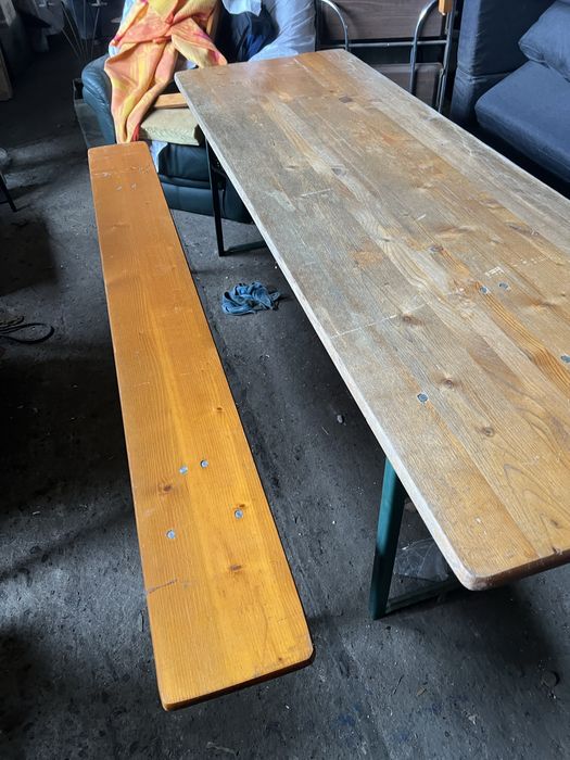 Stół biesiadny z lawkami