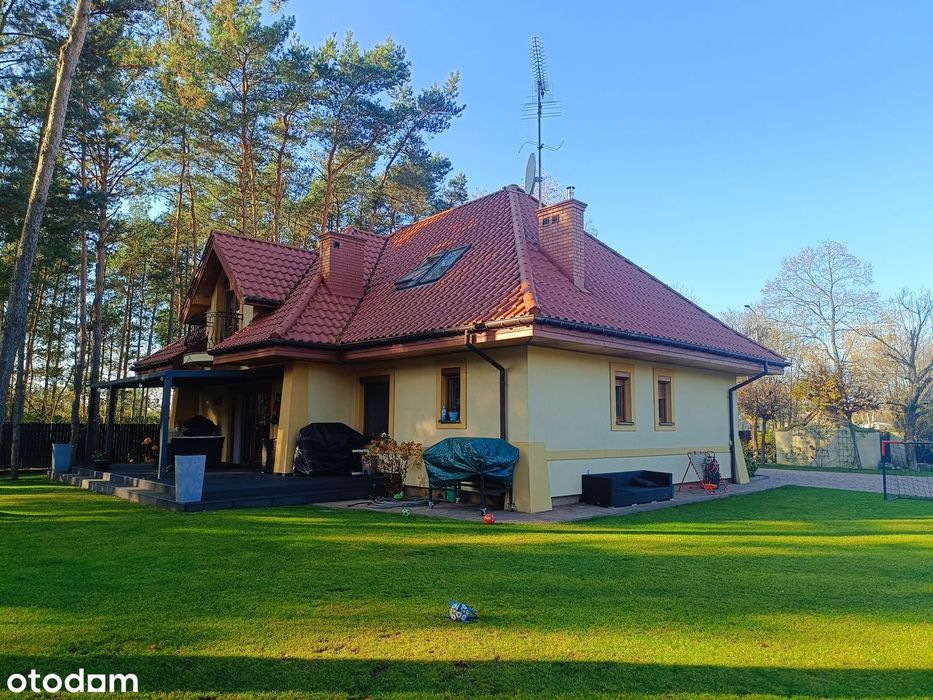 Piękny dom z boiskiem w Kampinosie