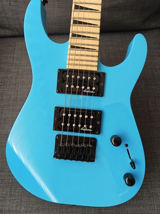 Jackson JS1X Dinky Minion (guitarra de viagem)