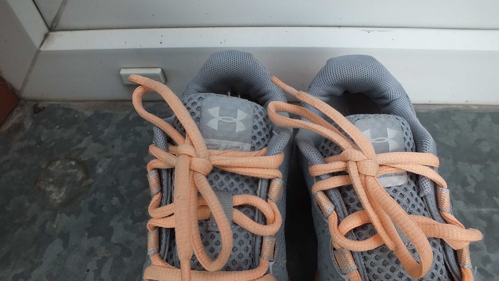 Super buty sportowe marki Under Armour w roz 37,5