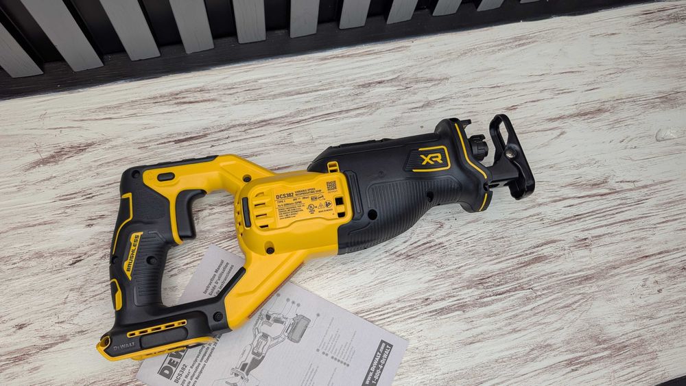 Акумуляторна бесщіточна сабельна пила Dewalt DCS382 20v