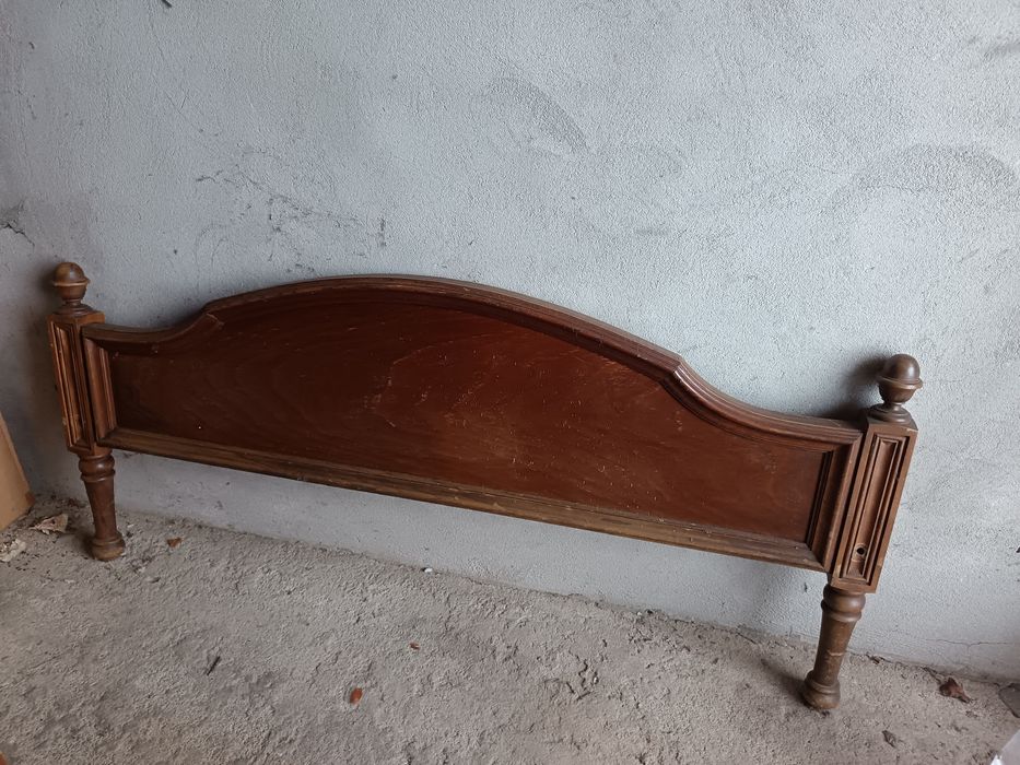 Cama de madeira de casal