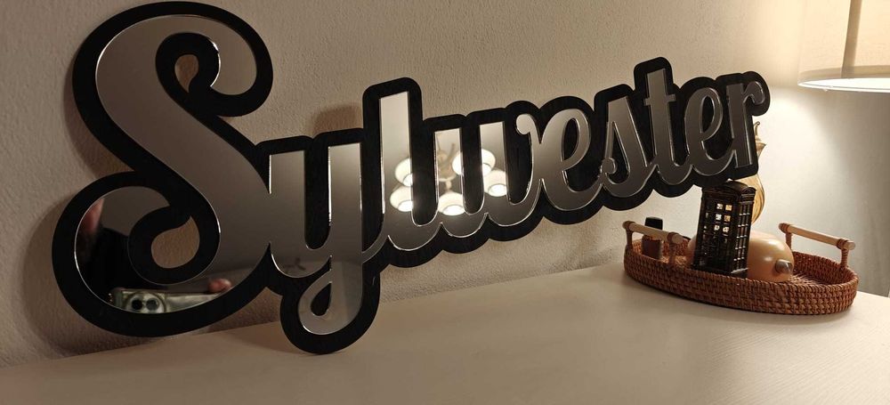 Napisy lustrzane na czarnym tle – personalizowane