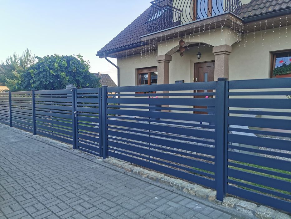 Ogrodzenie palisada nowoczesne z furtka i bramą wjazdową