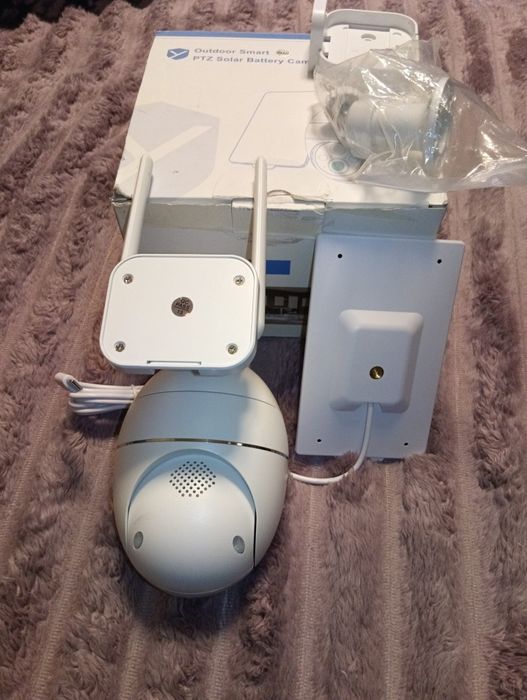 Безпровідна камера спостереження з сонячною панелькою