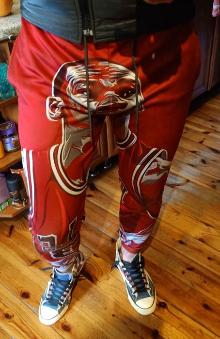 Spodnie dresowe z postacią Michaela Jordana . Rozmiar M