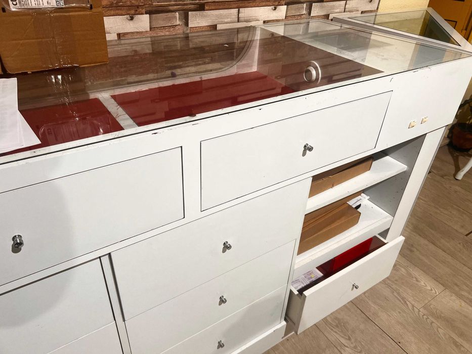 Balcão com Vitrine e iluminação