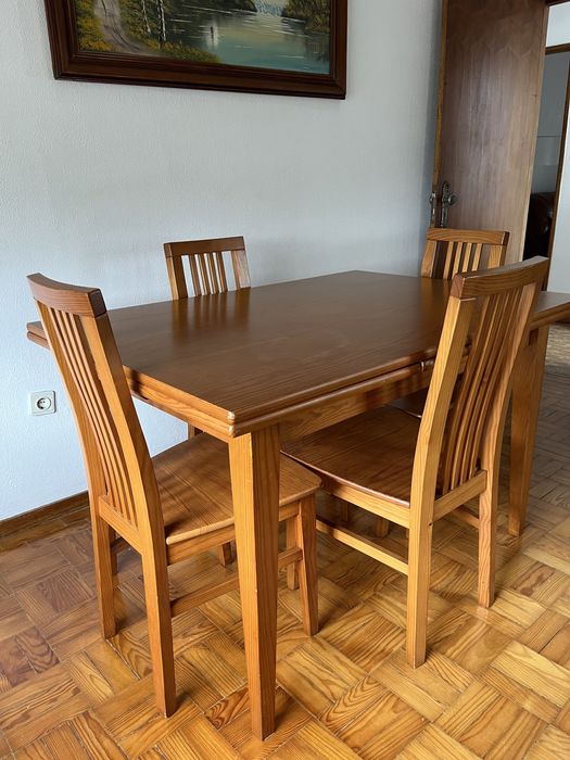mesa de madeira extensível + 4 cadeiras