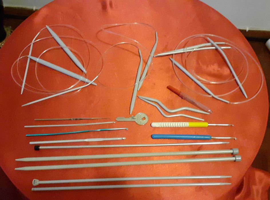 Conjunto de agulhas para tricot, fio de lã e linhas