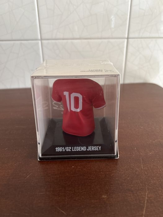 Figura Camisola Benfica Eusebio com assinatura