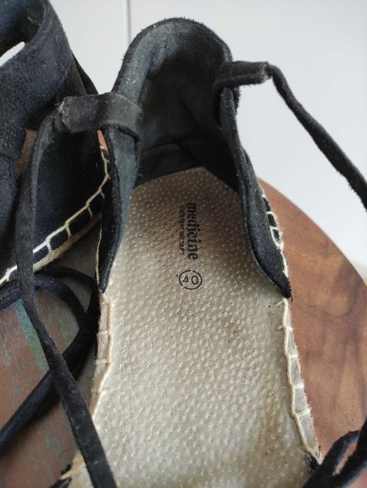 Espadryle wiązane na kostce Medicine