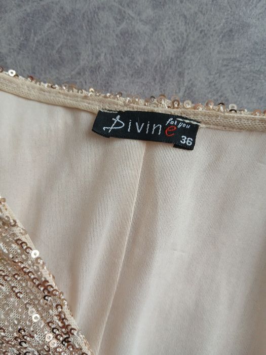 Золотиста вечірня сукня