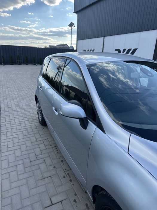 Автомобиль Renault Scenic