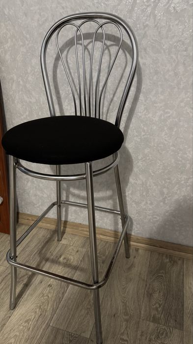 Барний стілець зі спинкою
