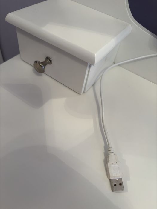 Toaletka z lustrem LED 230 zł