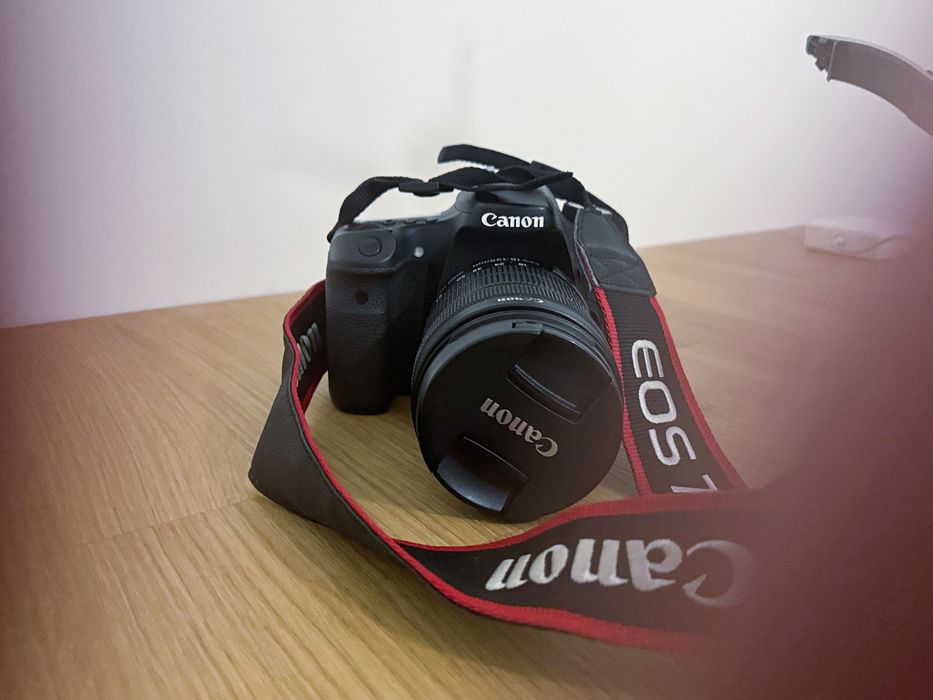 Canon EOS 70D + Objetiva Canon | 18-135mm STM | Caixa + Mala