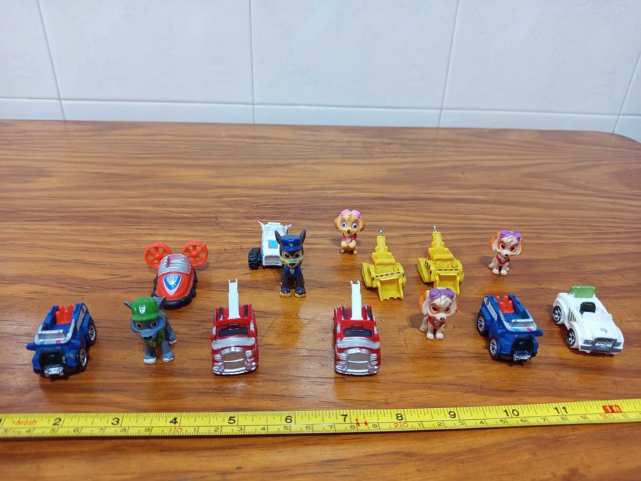 Vários bonecos patrulha pata