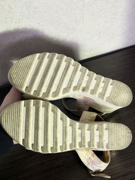 Сандалі на танкетці