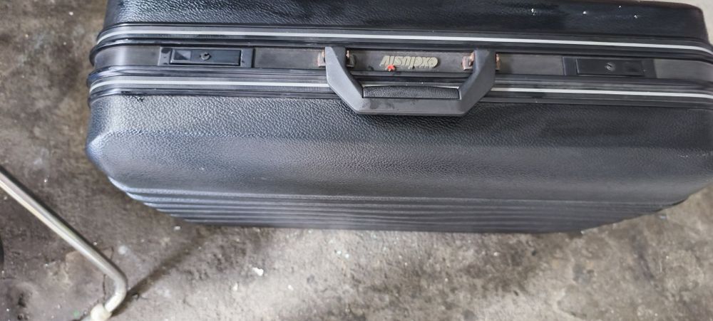 Mala de viagem em plástico com rodas