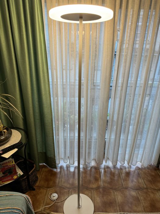 Candeeiro de pe led como novo