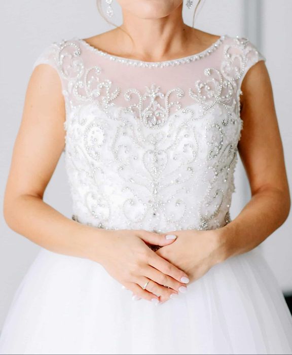 Suknia ślubna w stylu glamour, koło, poduszka na obrączki.