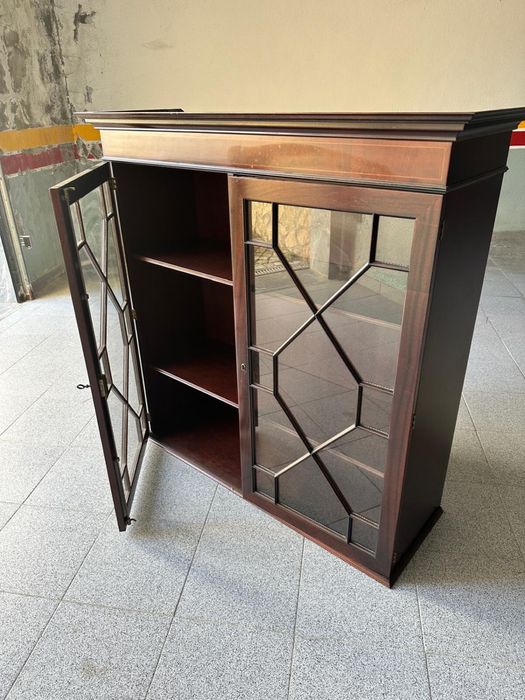 Medidas/Secretaria alt1.09 por 50cm /E a estante alt 1.15 por 1m larg Dois modulos vitrine, Secretaria com sertificado,muita arrumacao para seu quarto