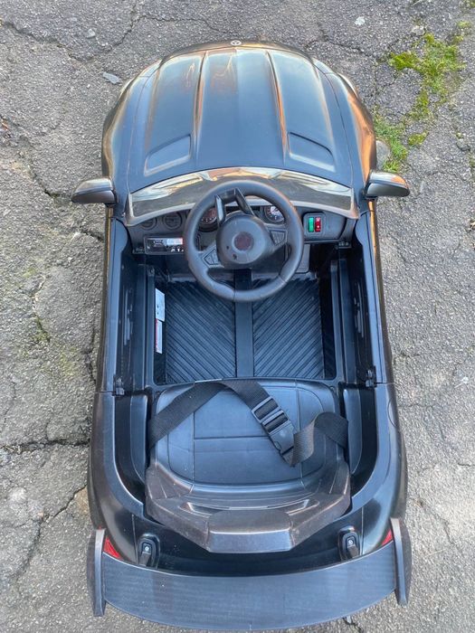 Дитячий електромобіль.