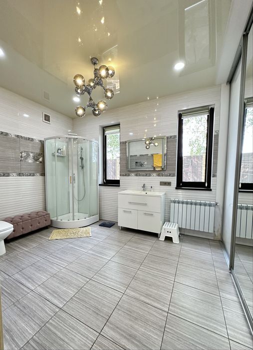 Продам добротный 2-х эт. дом 285 м2 в Обуховке, озеро Попасное, лес