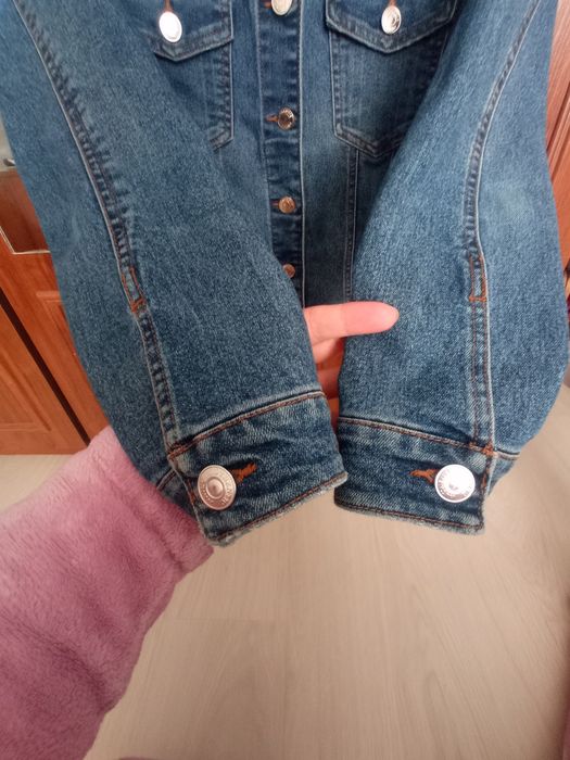 Продаю жіночу джинсову куртку