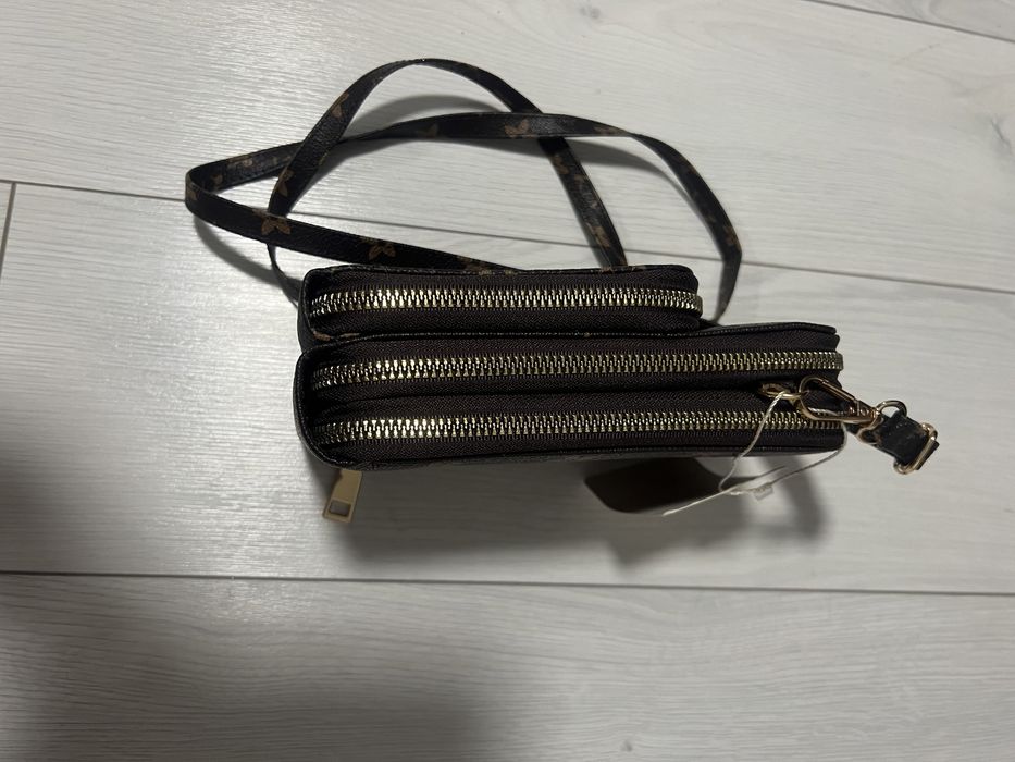 Жіноча коричнева сумка-гаманець.