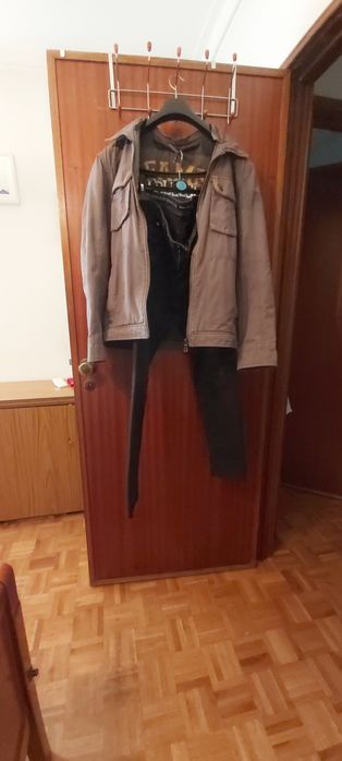 5€- Calças e 7€ Blusão de homem