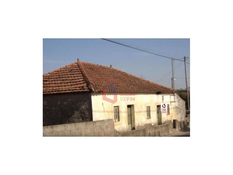 Moradia com 160m2 para reconstrução, com terreno com 720m2.