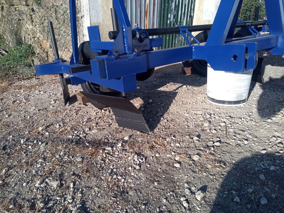 Alfaia de estender plástico e fita de rega