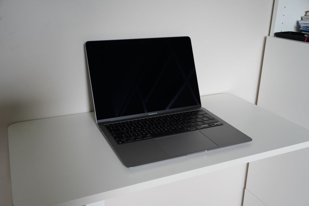 Macbook Air M1 8/256 - stan BDB + akcesoria