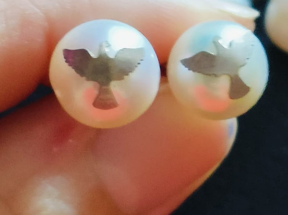 Brincos pérolas com símbolo em prata anjo