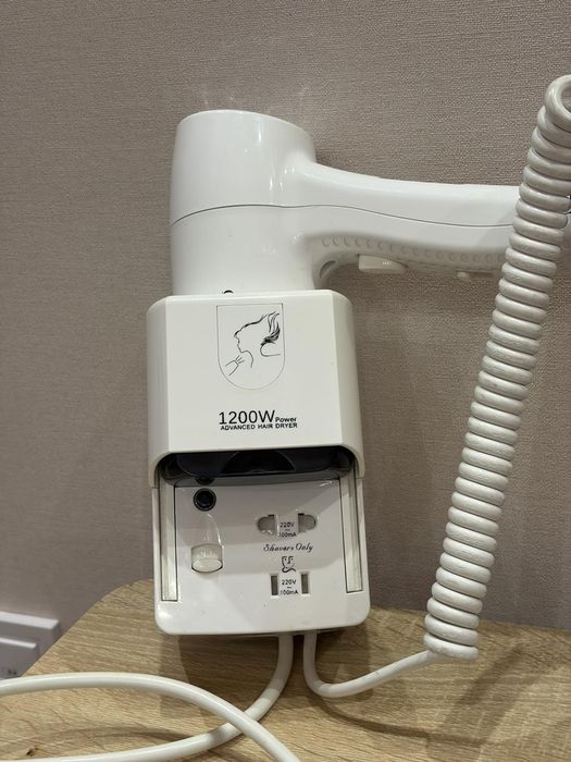 Продам фен настінний Trento 1200w білий