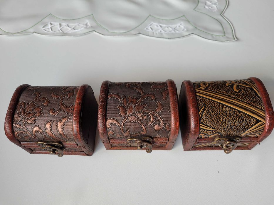 Mały ozdobny kuferek z drewna - szkatułka