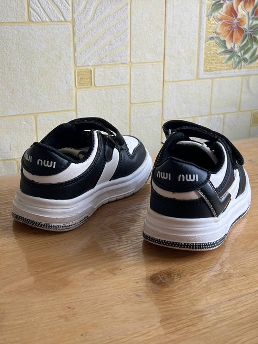 Кросівки та Хайтопи