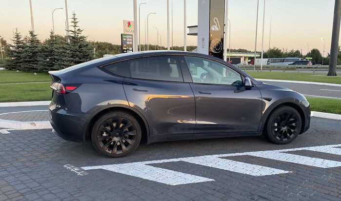 tesla model y 2021