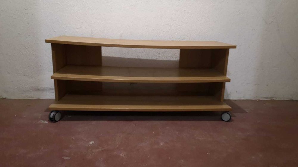 Móvel baixo com rodas