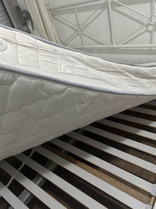 Cama de casal com colchao.